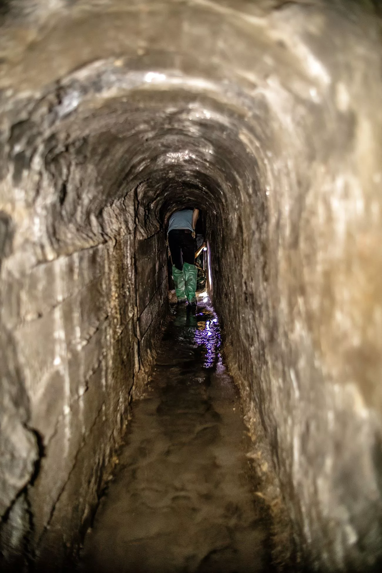 Die Tunnel sind nur etwa 151 cm hoch, gebaut als die Menschen noch viel kleiner waren