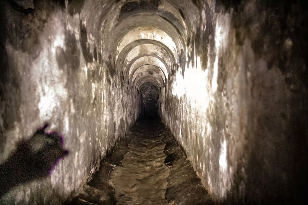 Die Tunnel sind nur etwa 151 cm hoch, gebaut als die Menschen noch viel kleiner waren