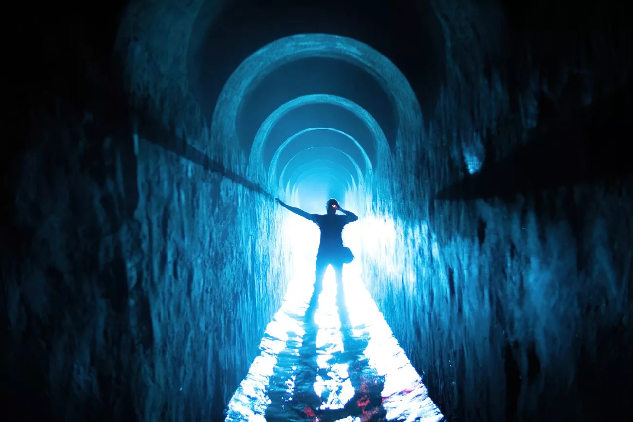 Leonidas posiert mit einem blauen Licht in den Tunneln