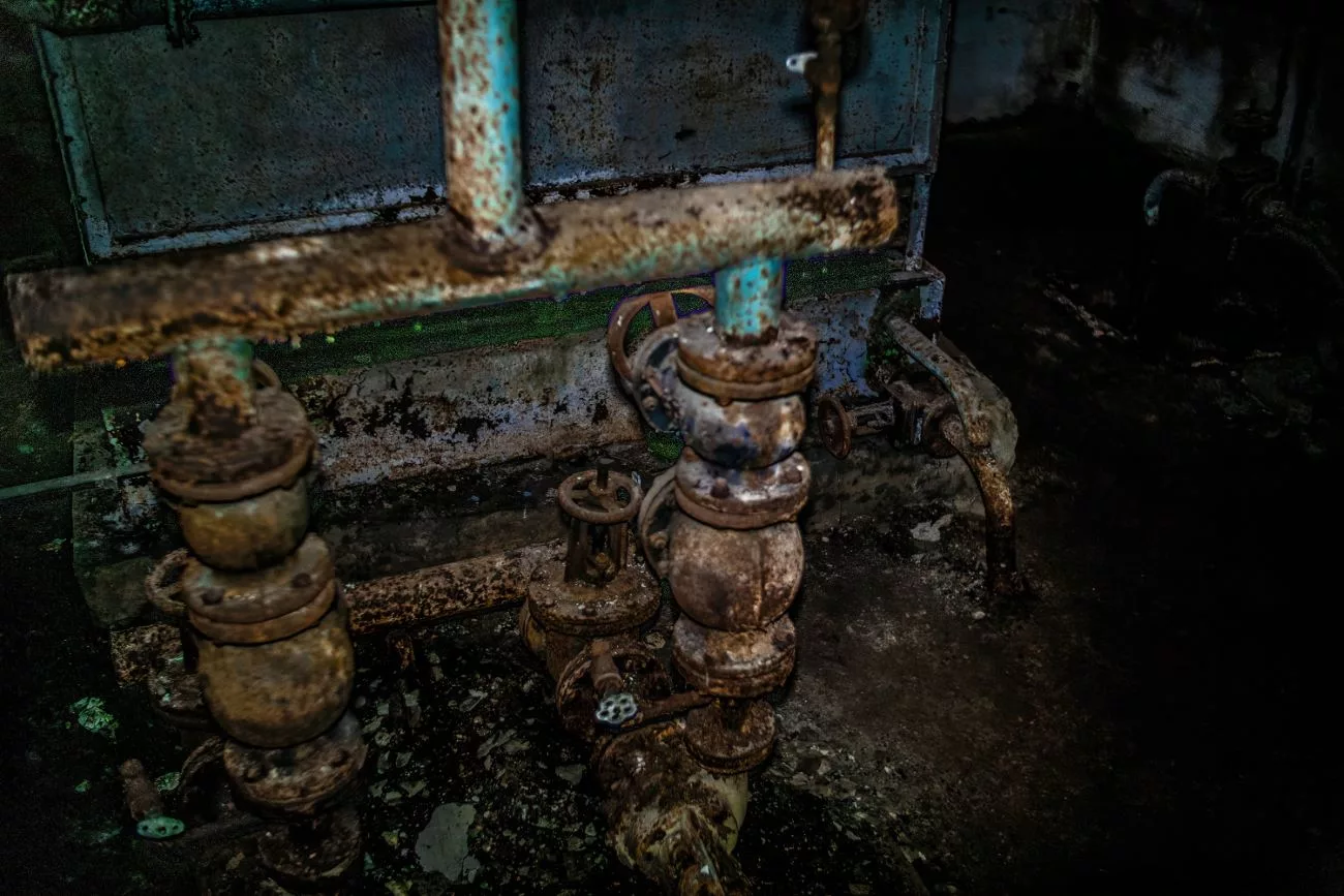 Rohrleitungen durch den Atombunker