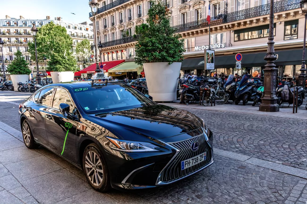 Une Lexus comme taxi à Paris