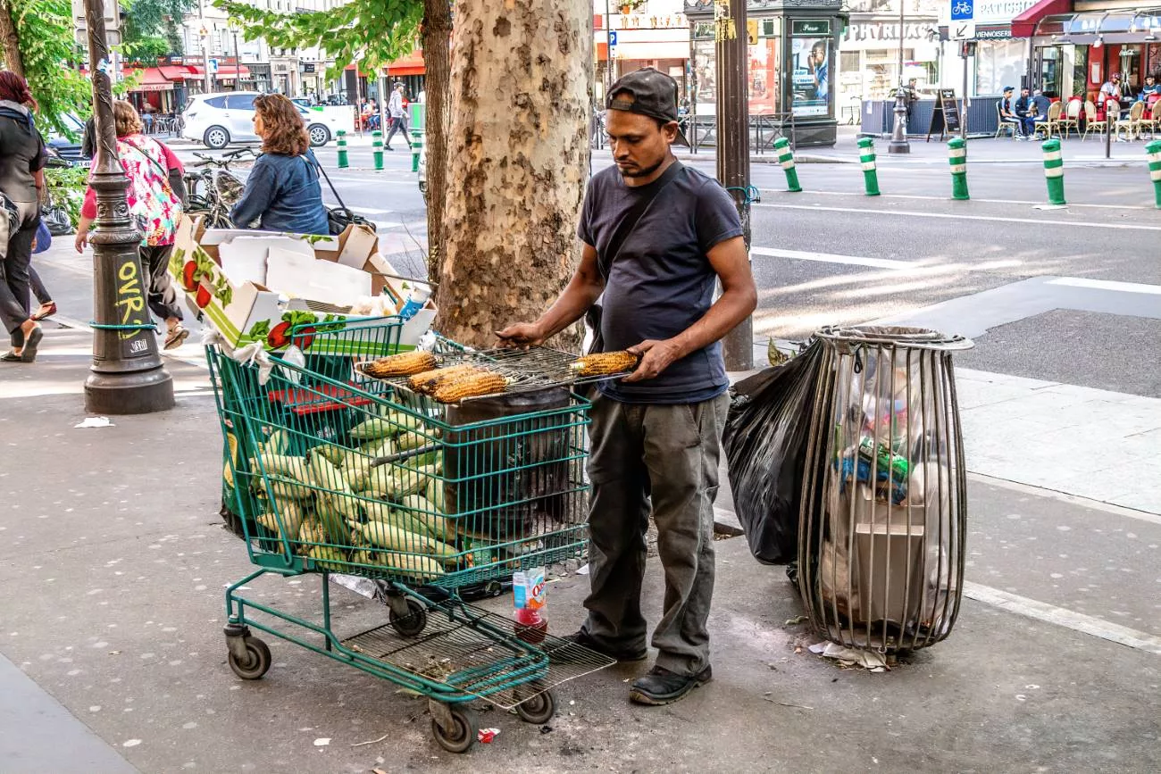 Un homme fait cuire du maïs et du pop-corn dans les rues de Paris