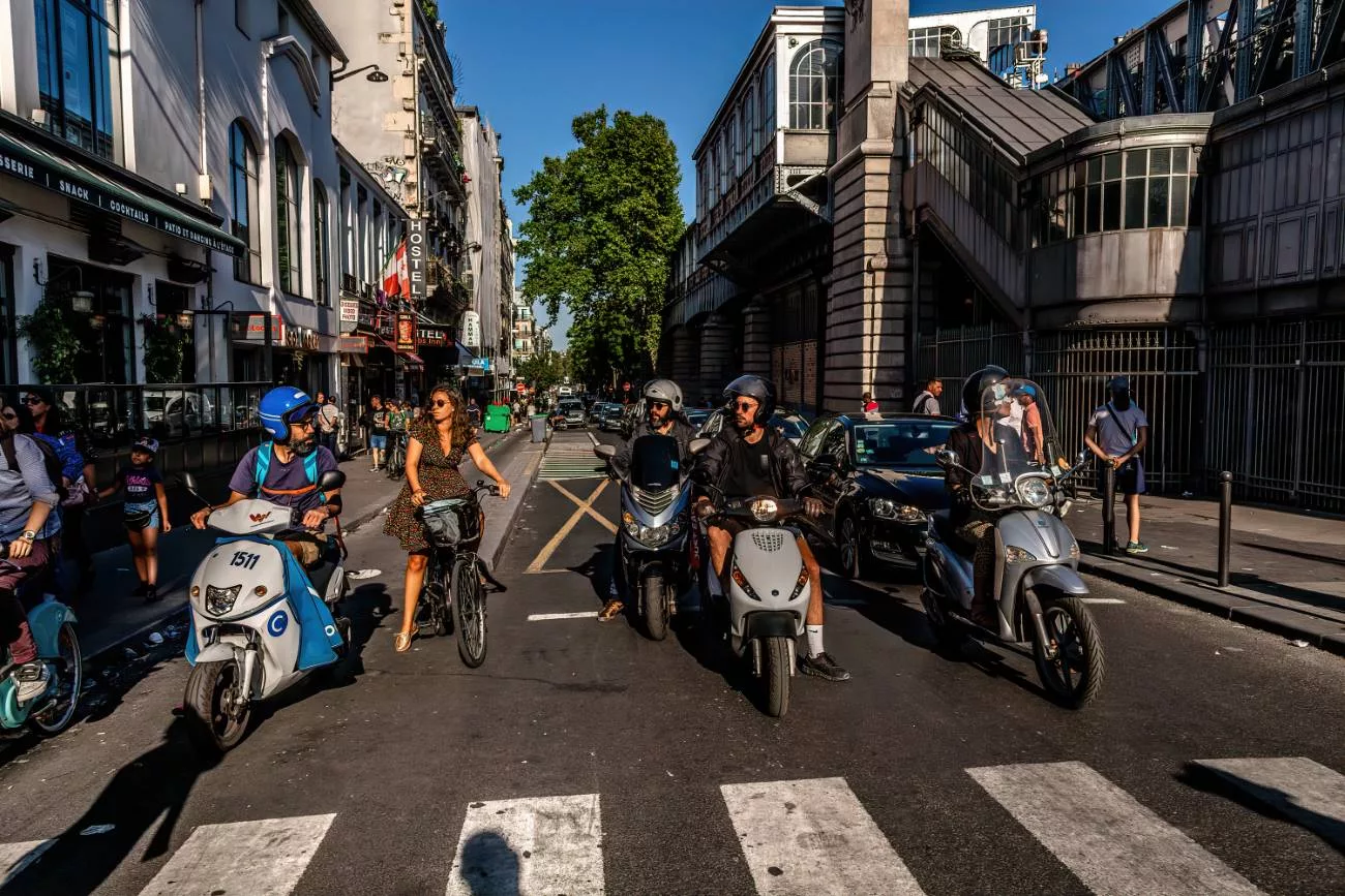 Rouler en scooter à Paris est beaucoup plus faisable qu’à Kyiv ou Toronto