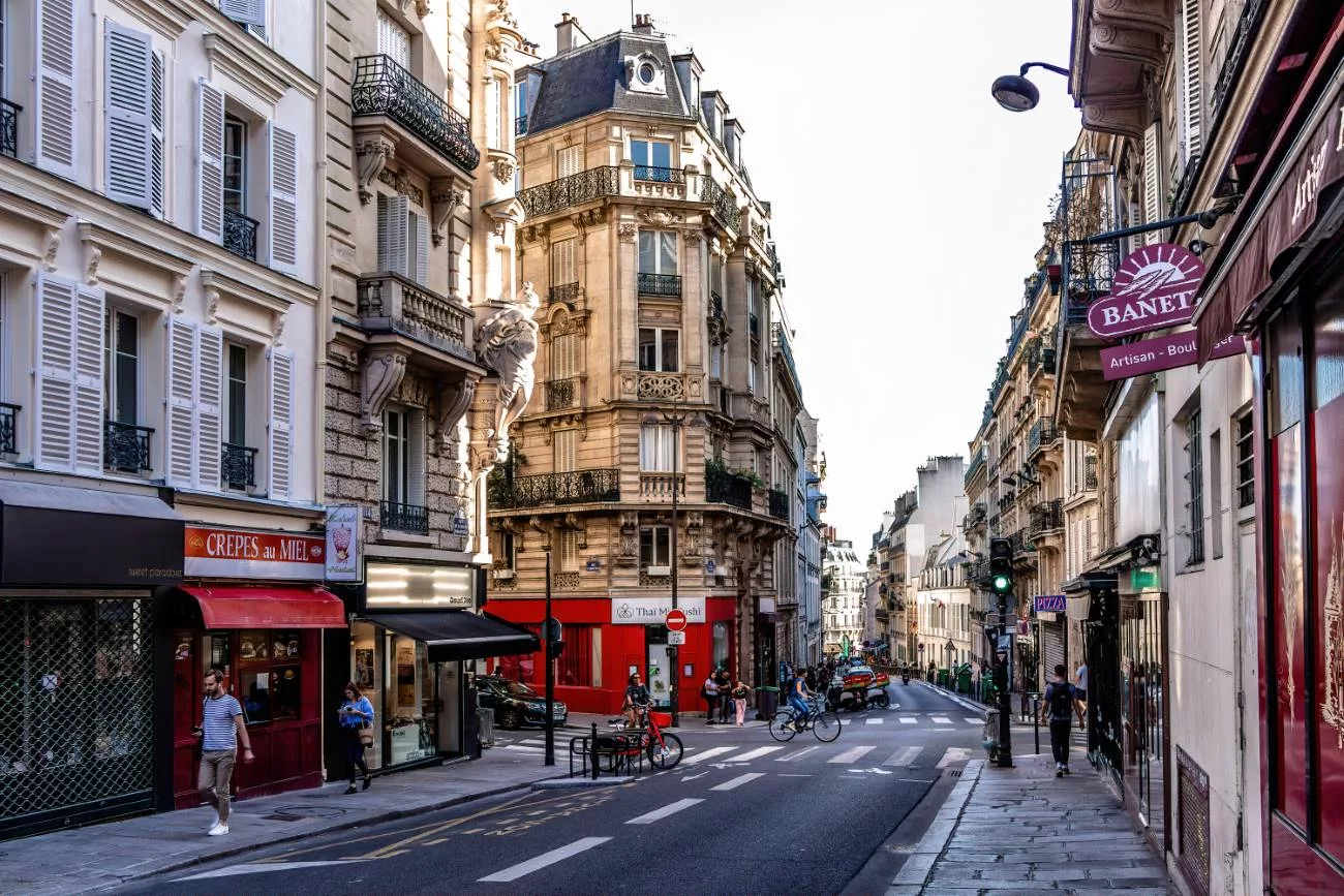 Un immeuble d’angle de 7 étages à Paris