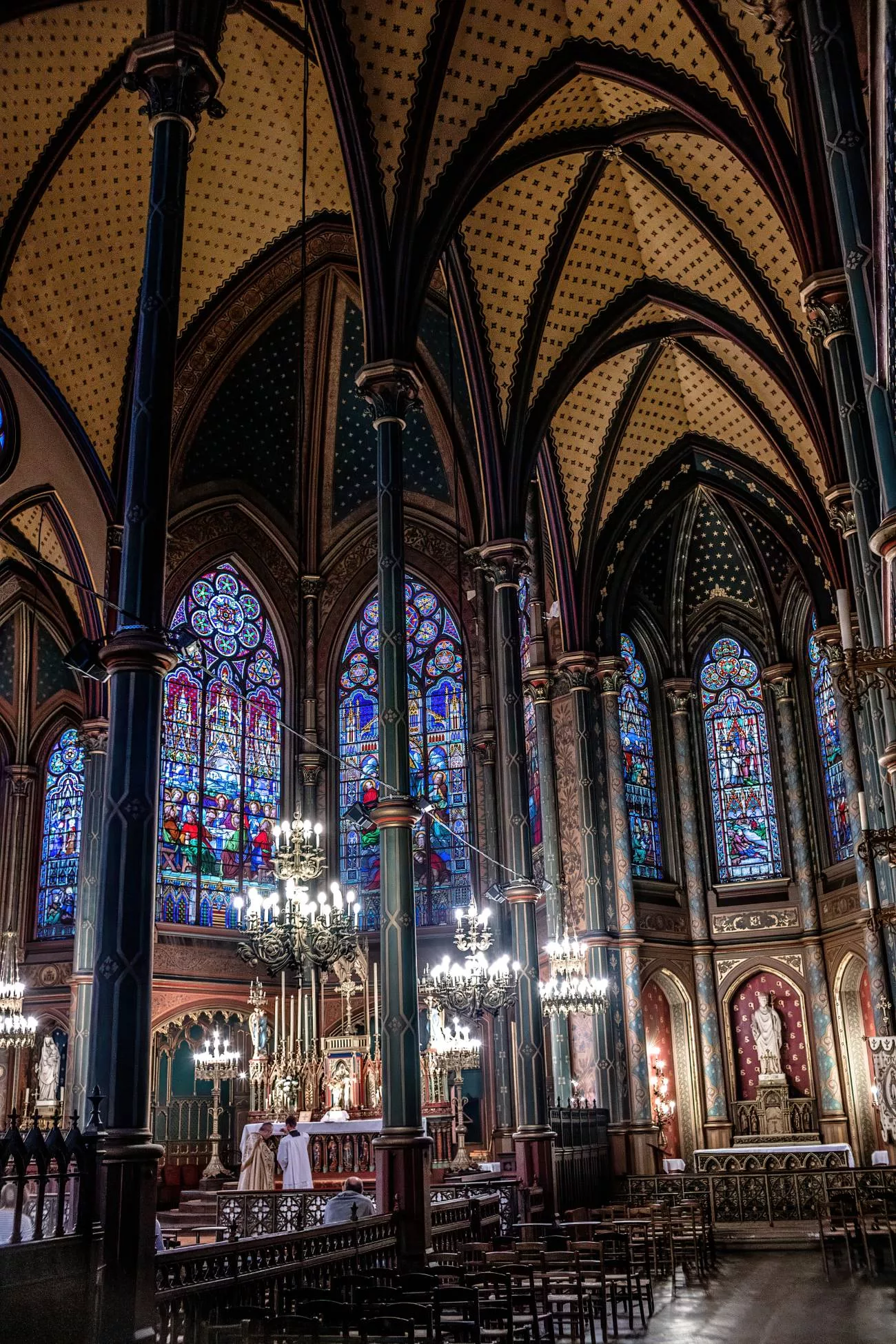 Les églises parisiennes sont considérées de conception « gothique ». À l’intérieur de l’église Saint-Eugène Sainte-Cécile