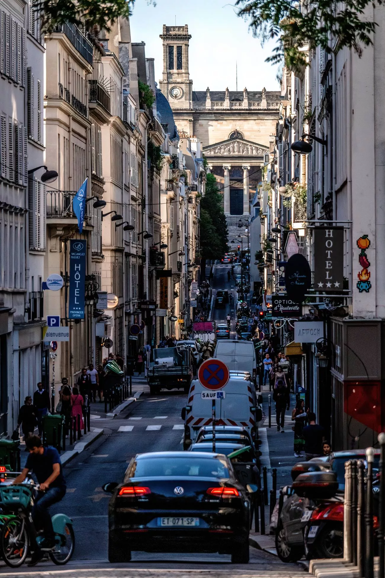 Une rue étroite menant vers un point d’intérêt à Paris