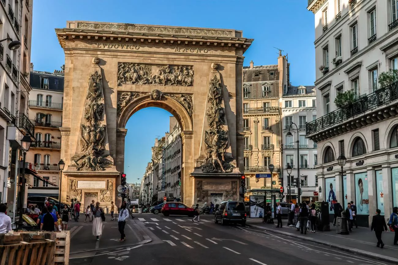 La Porte Saint-Denis à Paris, construite en 1675.