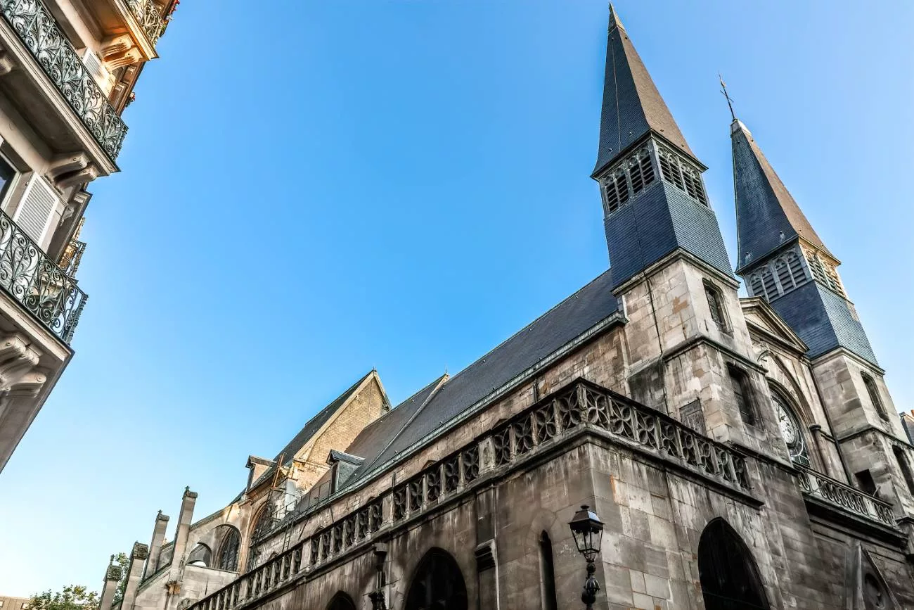 Les toits ultra-gothiques d’une autre église à Paris