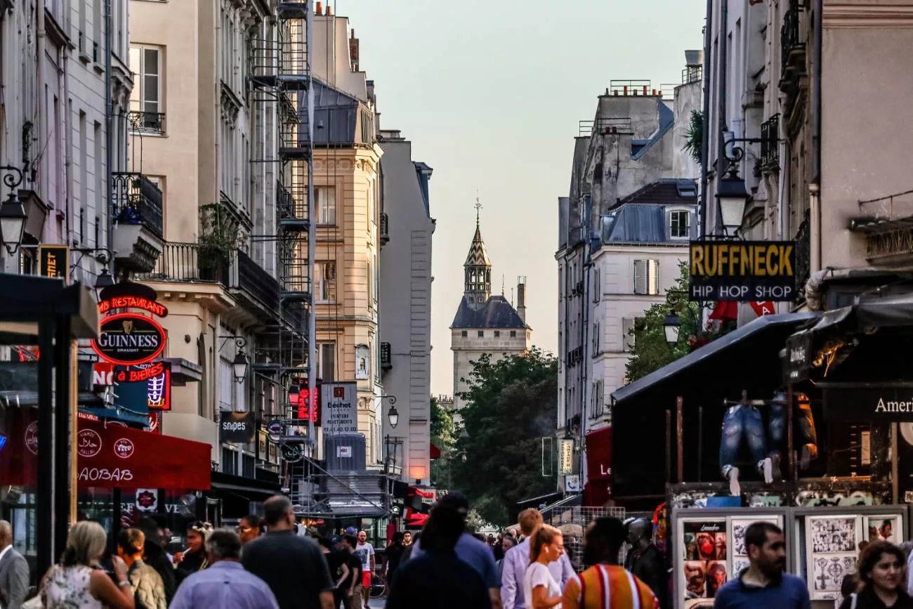 Une tour aux allures de château pointe vers le ciel à travers les rues étroites de Paris