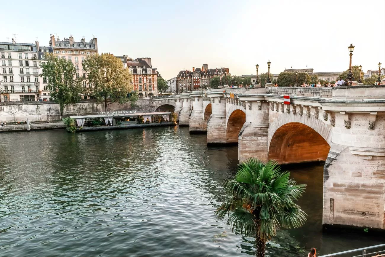 Traversée du Pont Neuf, ouvert en 1607