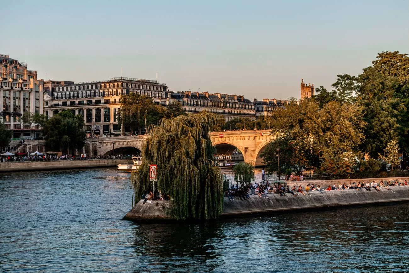 Des Parisiens assis profitent du coucher du soleil