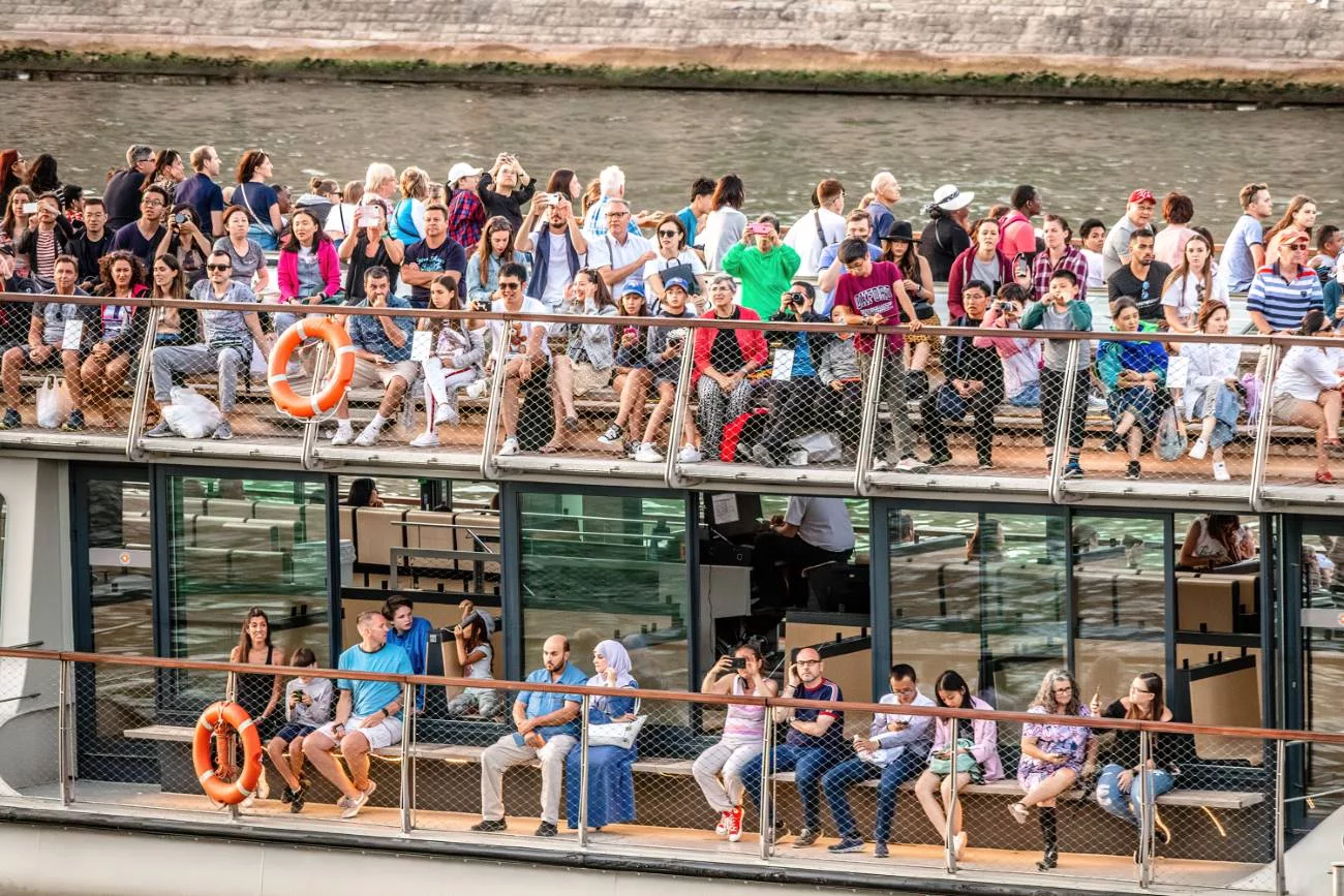 Un bateau de touristes descendant la Seine