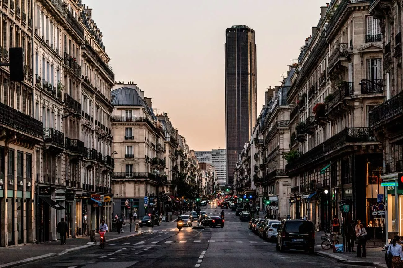 Face à la Tour Montparnasse à Paris