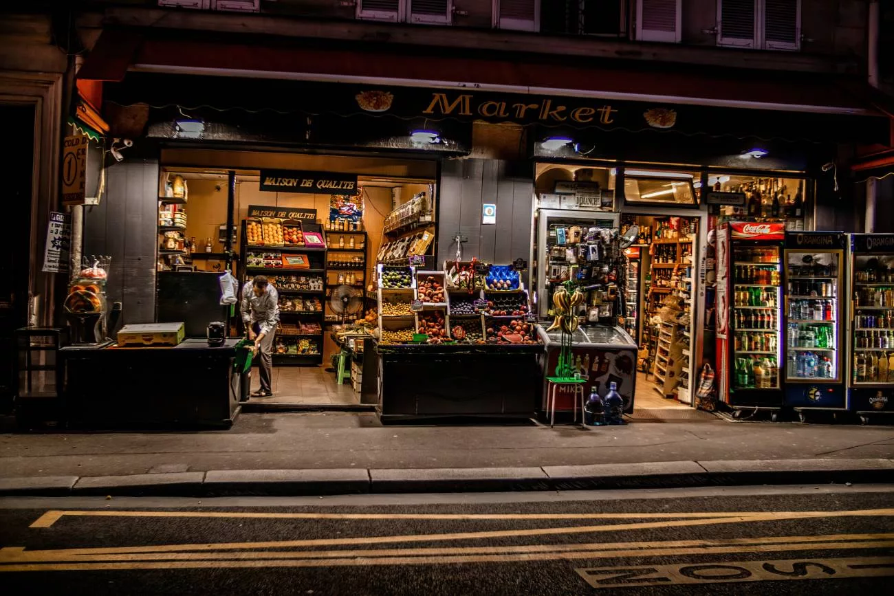 Une épicerie à Paris la nuit