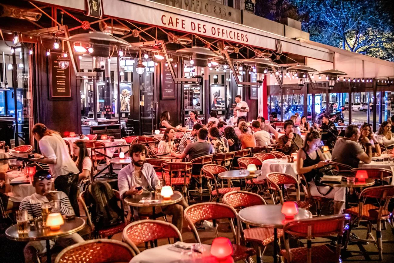 Café Des Officiers à Paris la nuit
