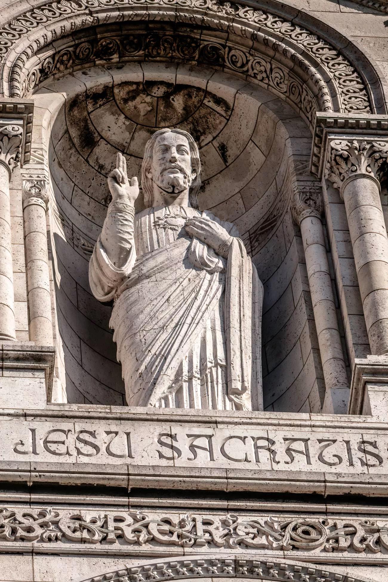 Une statue de Jésus au Sacré-Cœur
