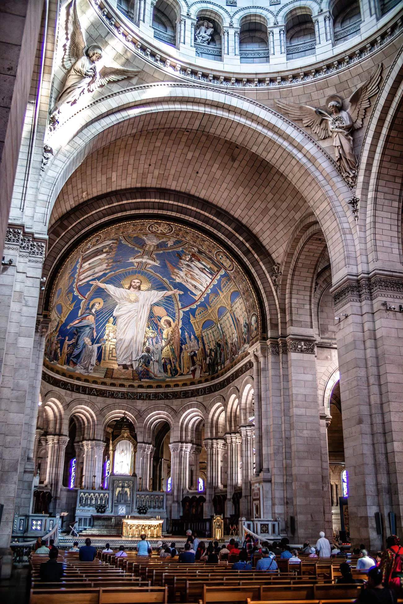 À l’intérieur du Sacré-Cœur