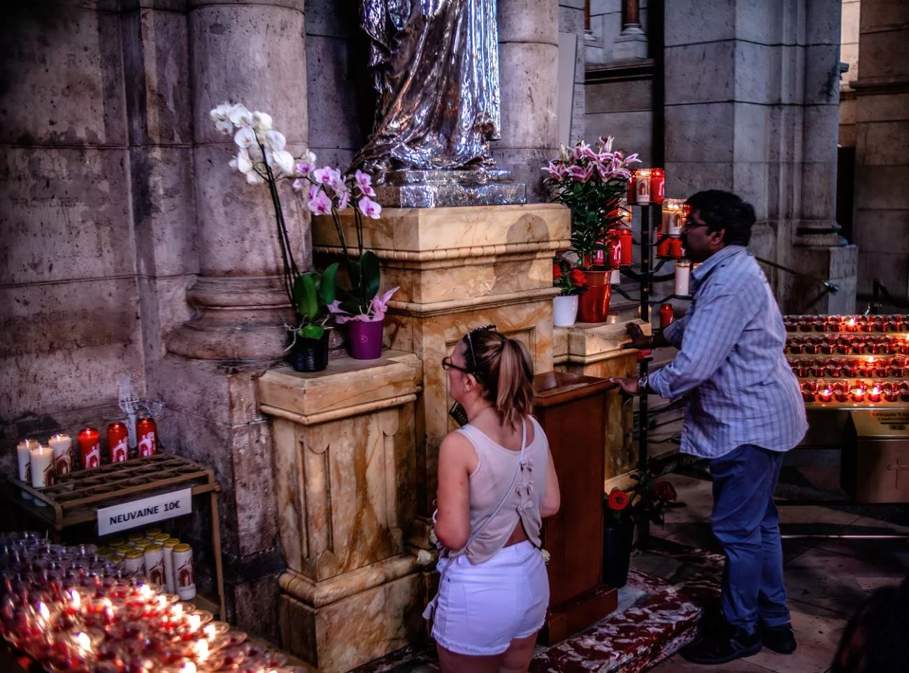 Fidèles aux pieds de la Vierge ? à l’intérieur du Sacré-Cœur