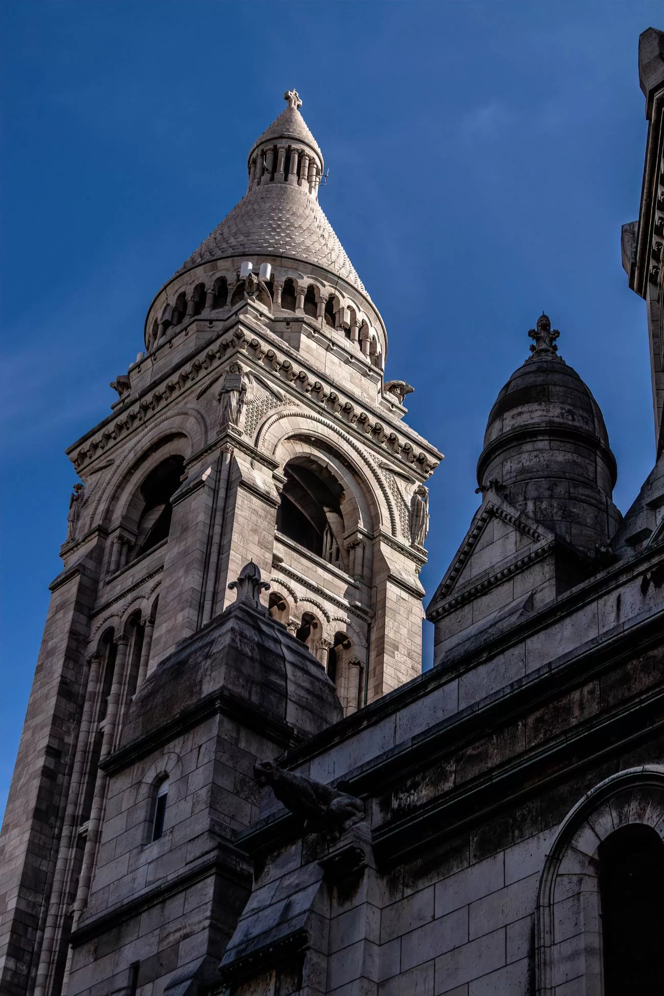 Les grandes tours qui entourent le Sacré-Cœur