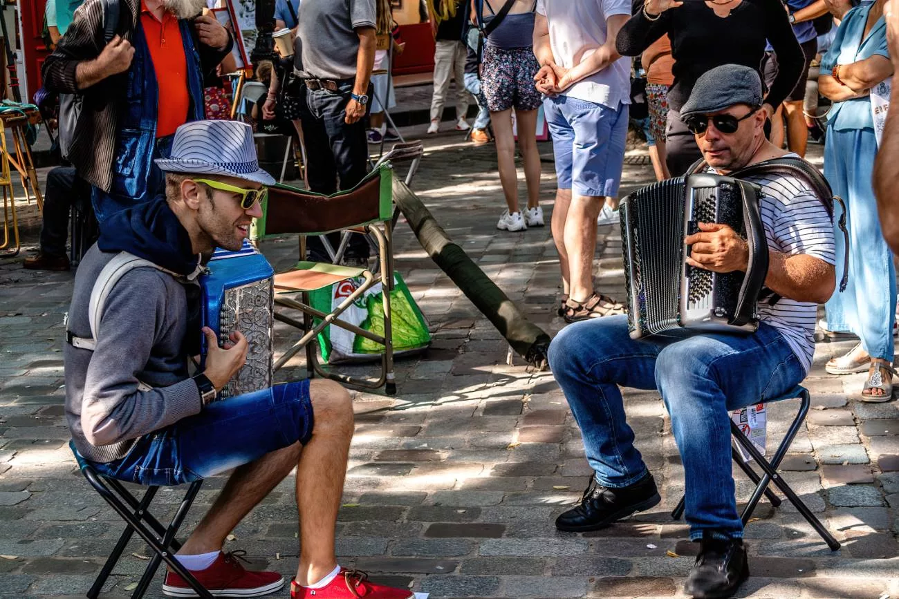 Des artistes jouent de la musique à Montmartre