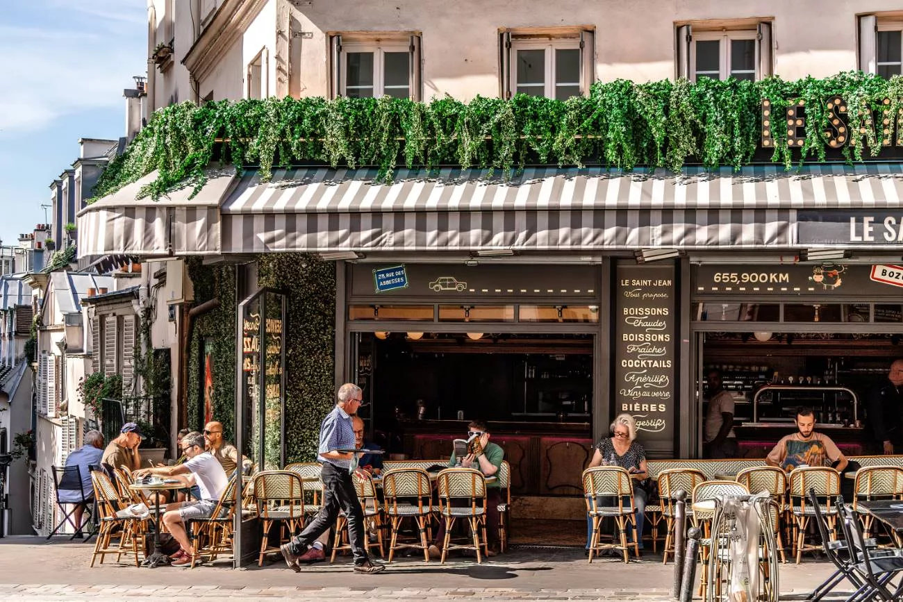 Un serveur sert des plats dans un café à Montmartre