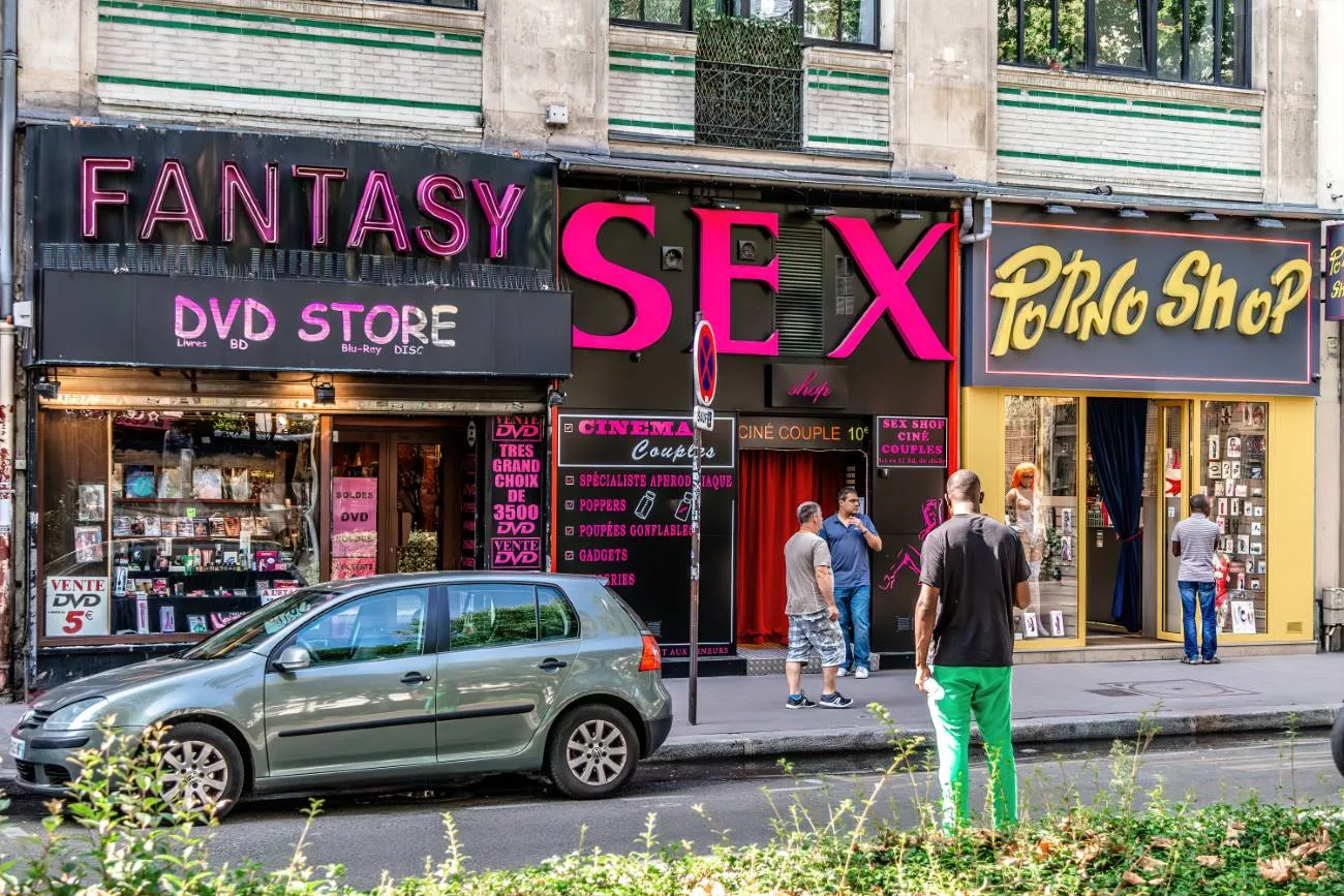 Des dizaines de boutiques vendent du contenu lié au sexe dans le quartier rouge de Paris (Boulevard de Clichy)