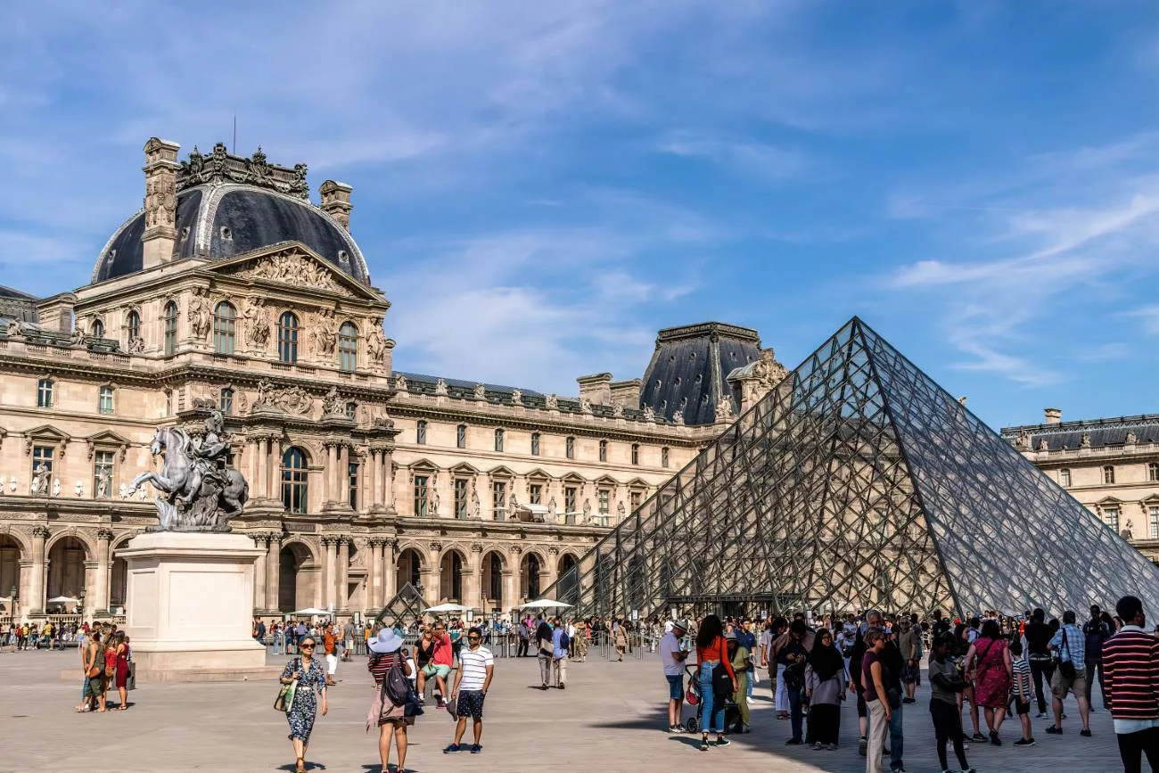 Entrée au Louvre