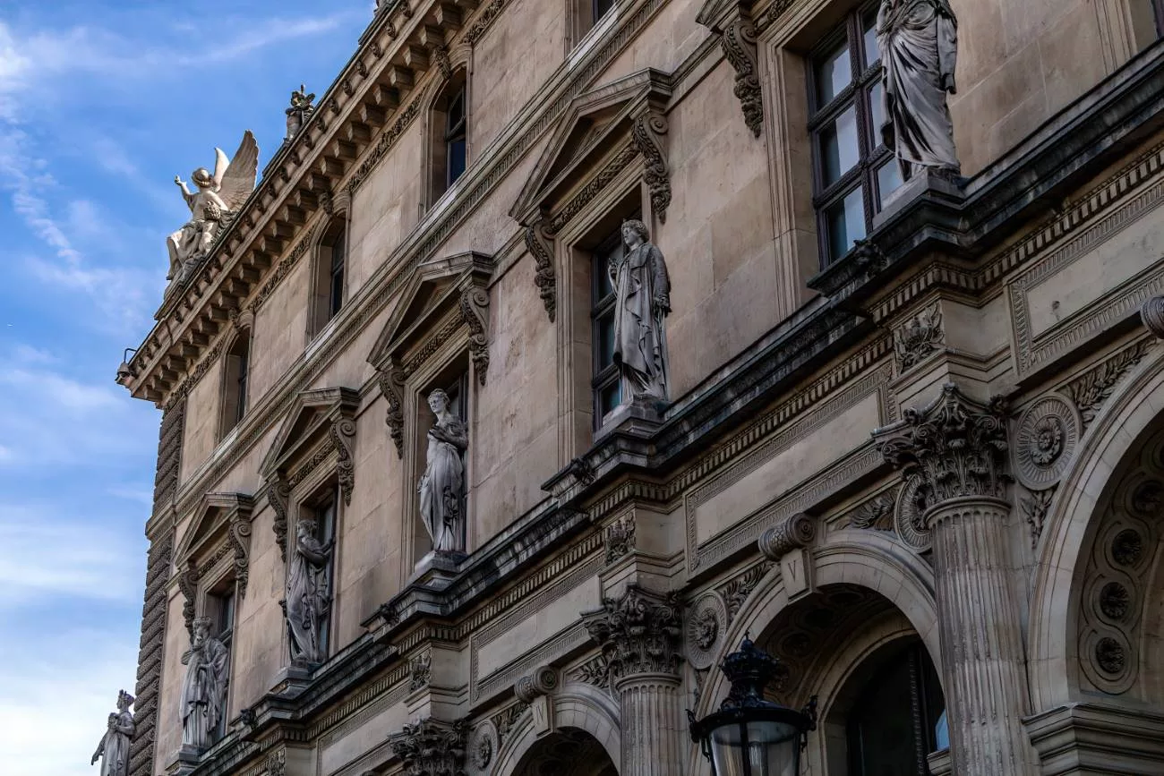 Les belles statues qui ornent les murs du Louvre