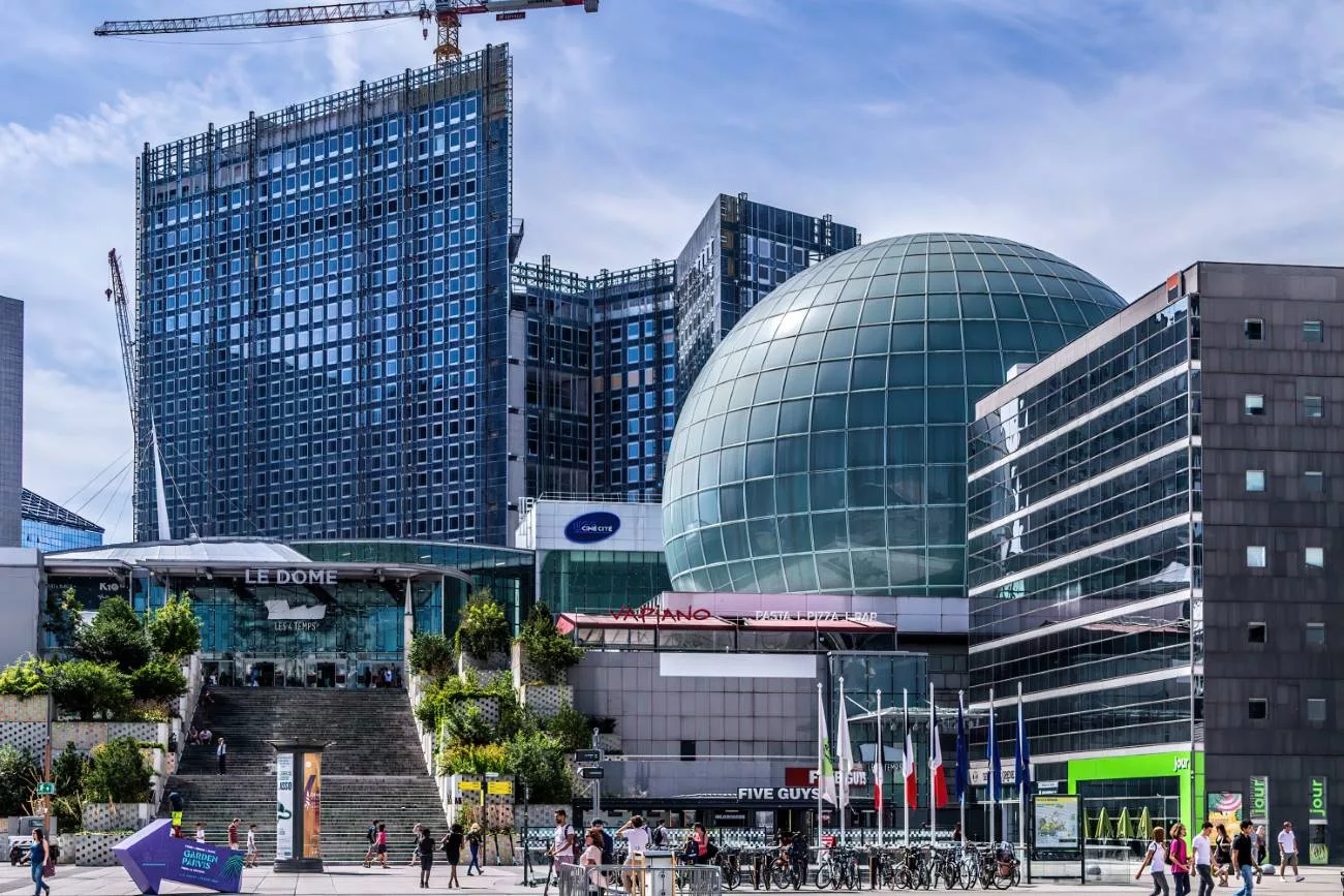 Les bâtiments high-tech autour de la gare de La Défense