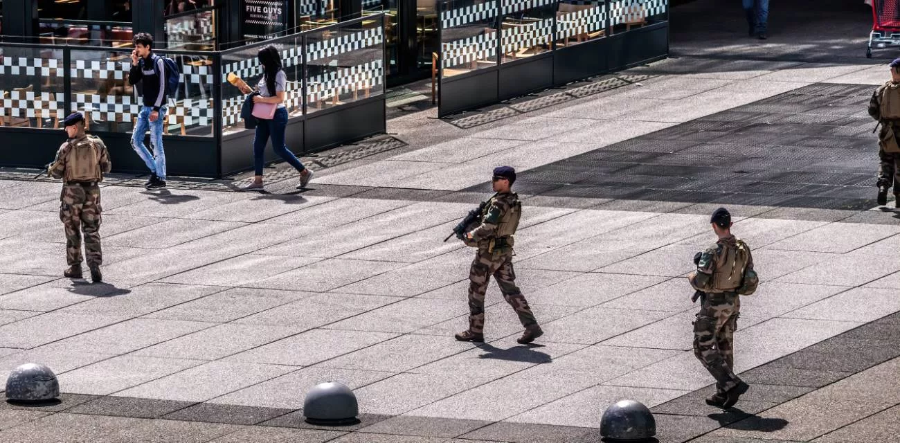 Patrouille militaire autour de la gare de La Défense
