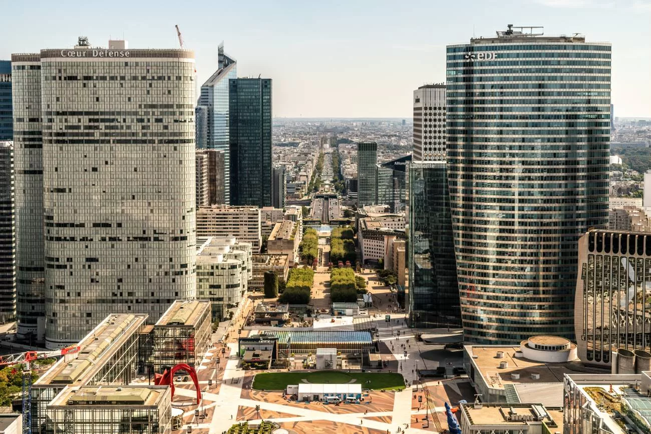 Une vue de Paris depuis la Grande Arche de la Défense, face à l’Arc de Triomphe