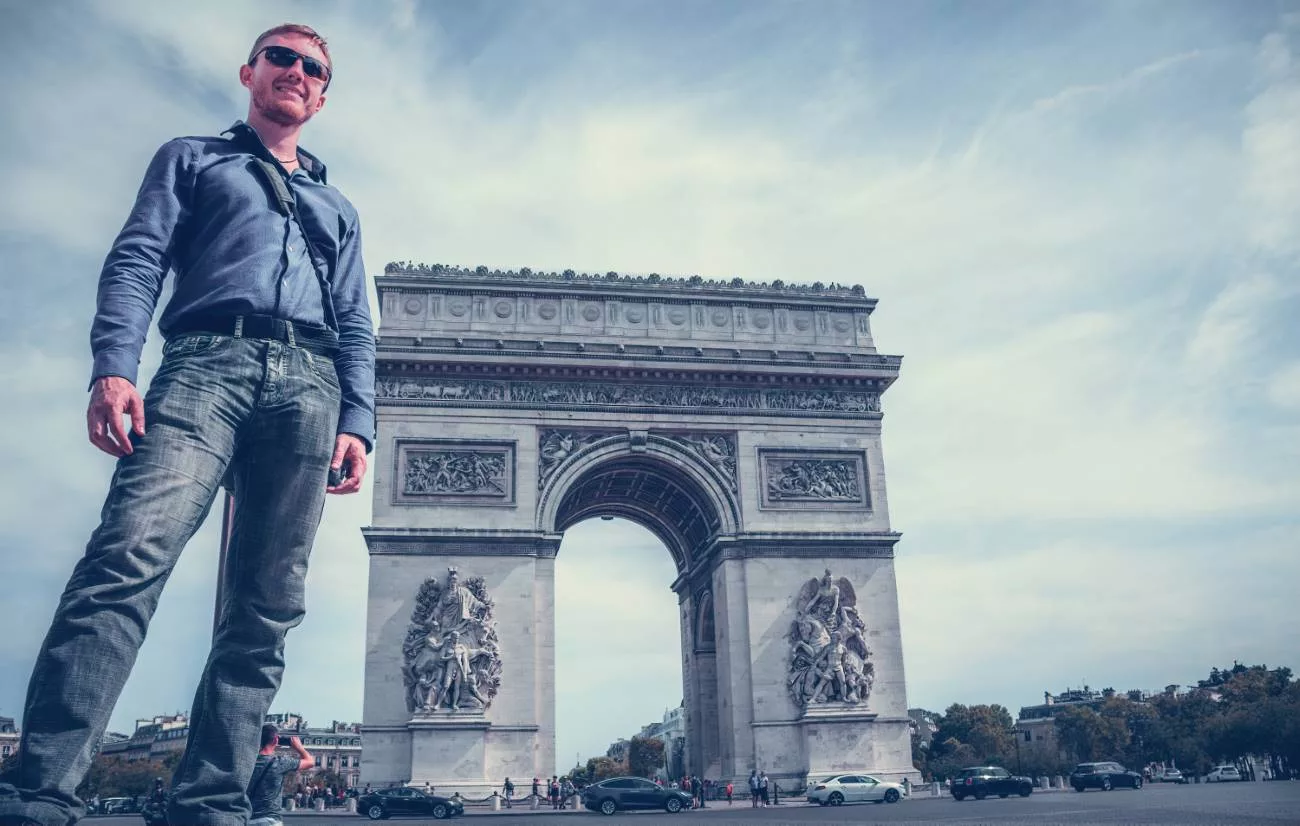 Leonidas debout devant l’Arc de Triomphe
