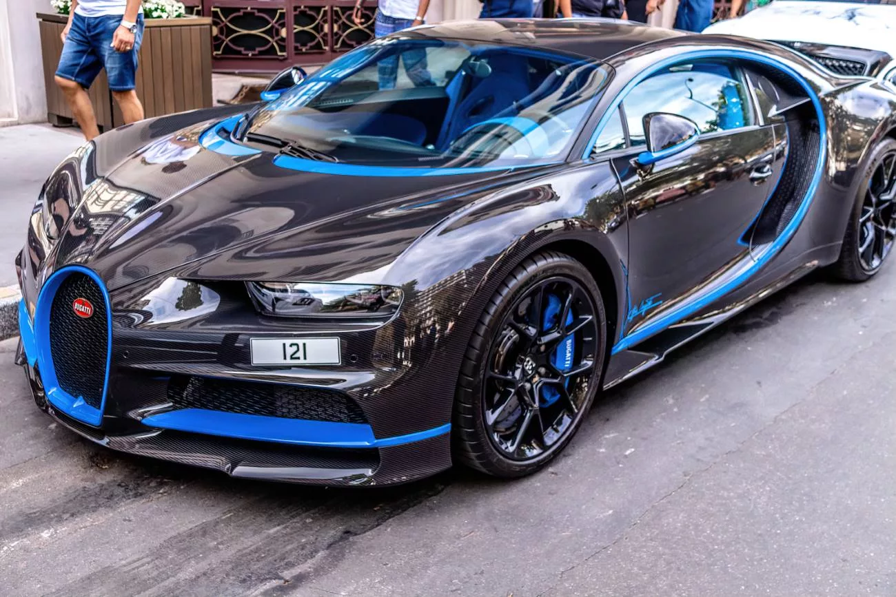 Une Bugatti Veyron dans les rues de Paris