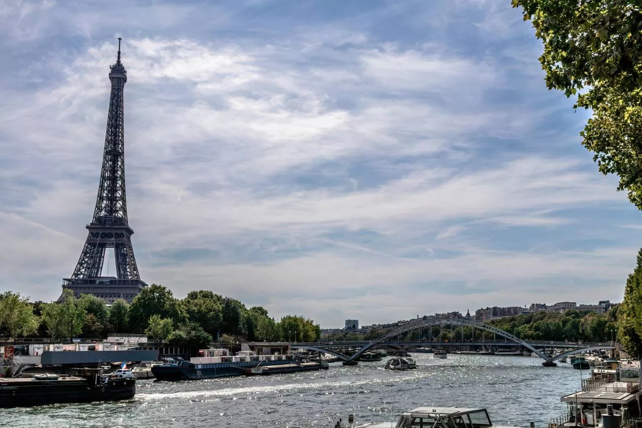 Marche le long de la Seine, vers la Tour Eiffel