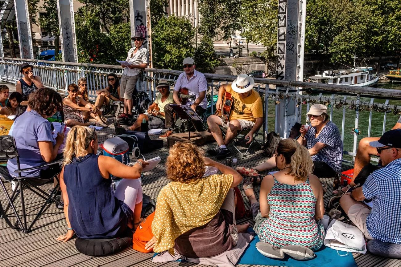 Un cercle de guitare se forme pour des Parisiens d’âge mûr