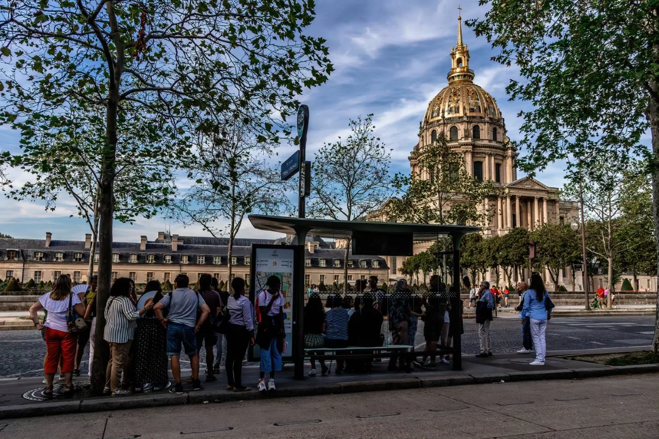 En attendant le prochain bus devant le Musée de l’Armée