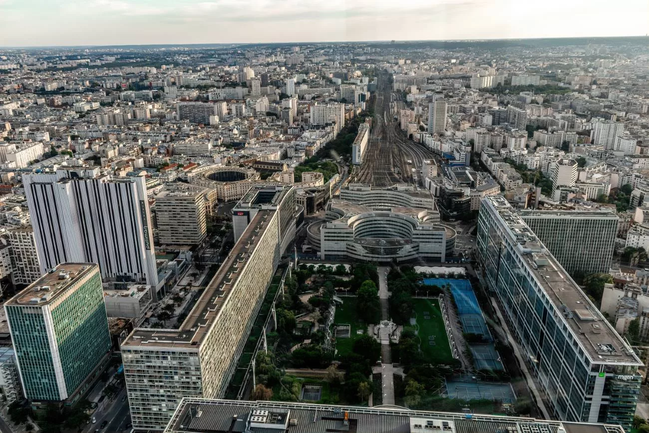 La gare qui va vers Versailles depuis le sommet de Montparnasse