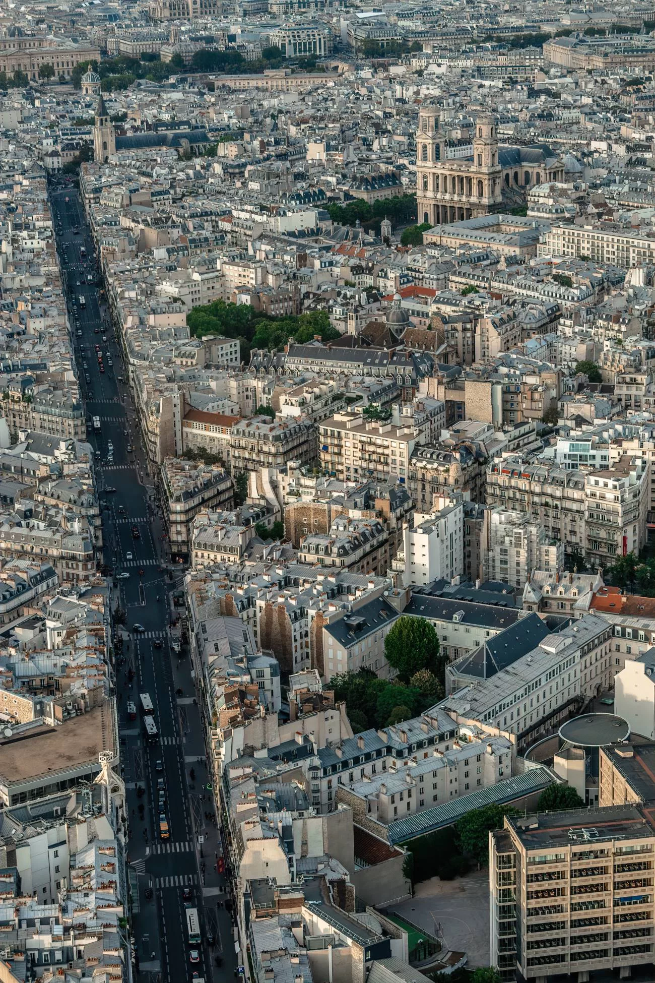 Une vue plongeante sur l’église Saint-Sulpice, Paris
