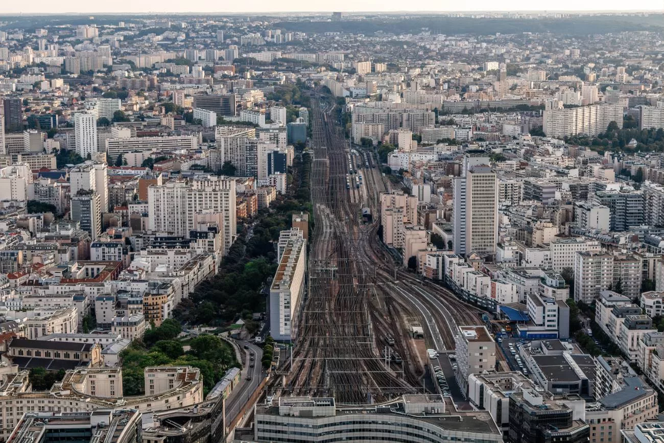 La gare qui va vers Versailles depuis le sommet de Montparnasse
