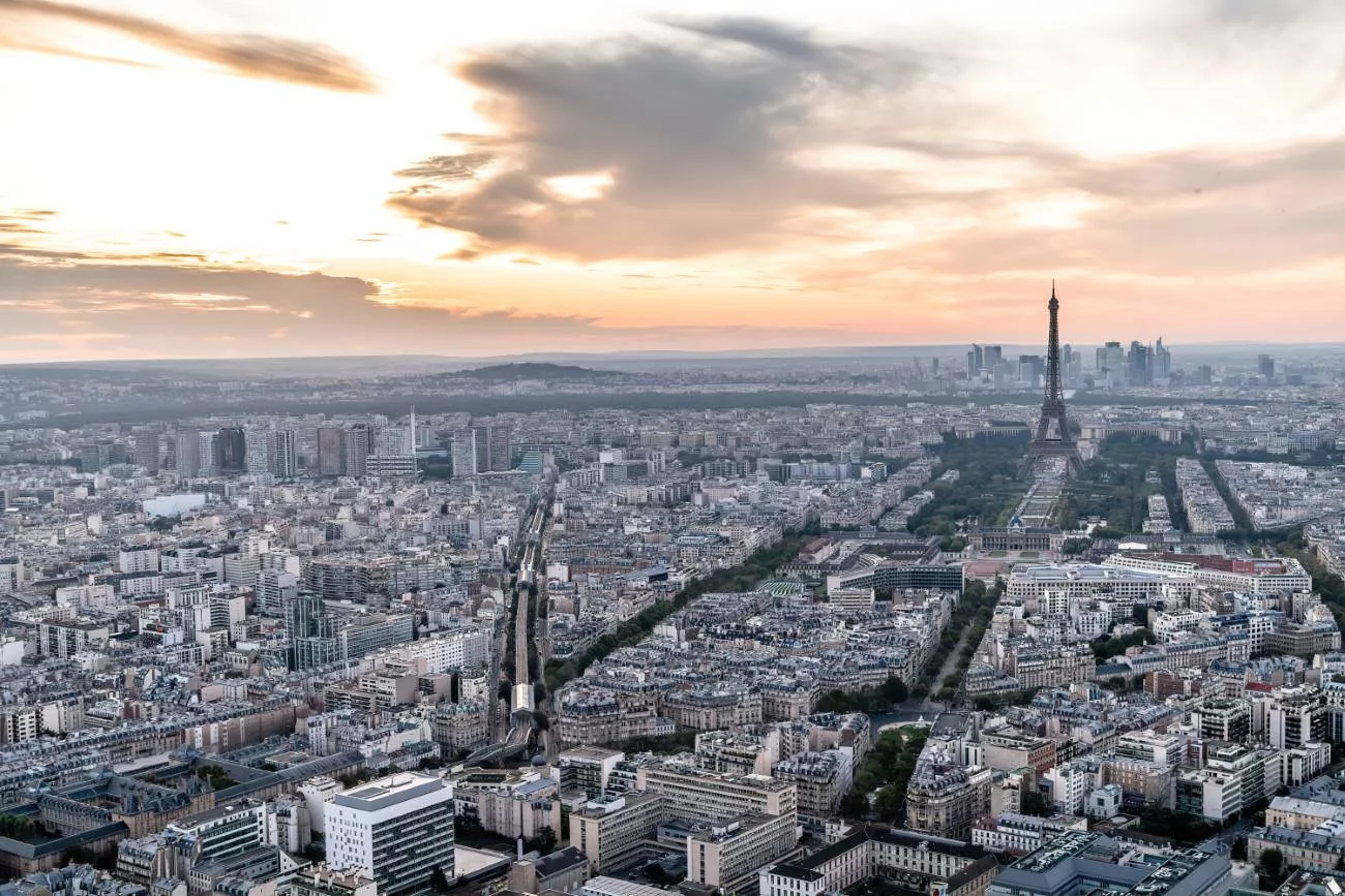 Vue de la ville de Paris au coucher du soleil