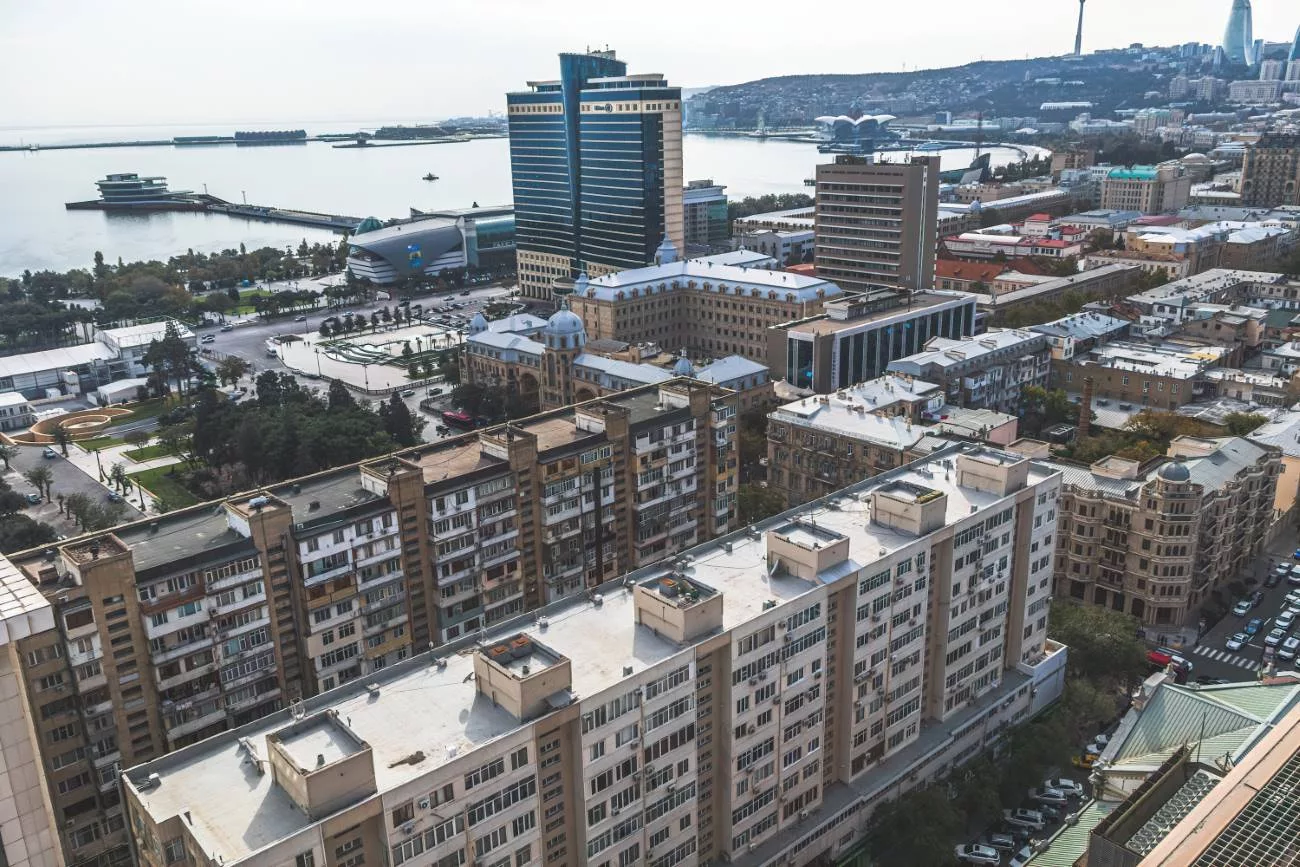 Blick auf den Stadtkern und die Strandpromenade in Baku