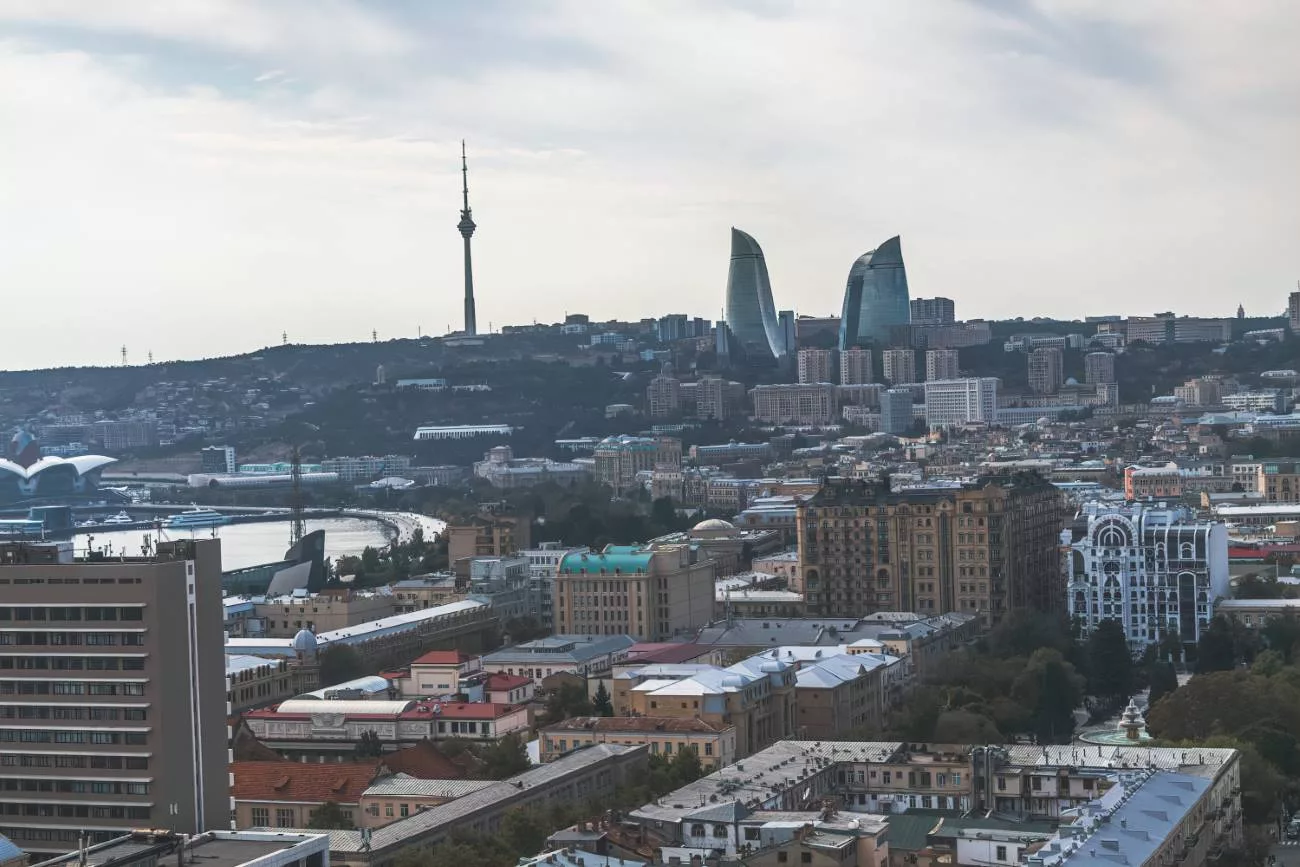 Die Baku Flame Towers und der Fernsehturm