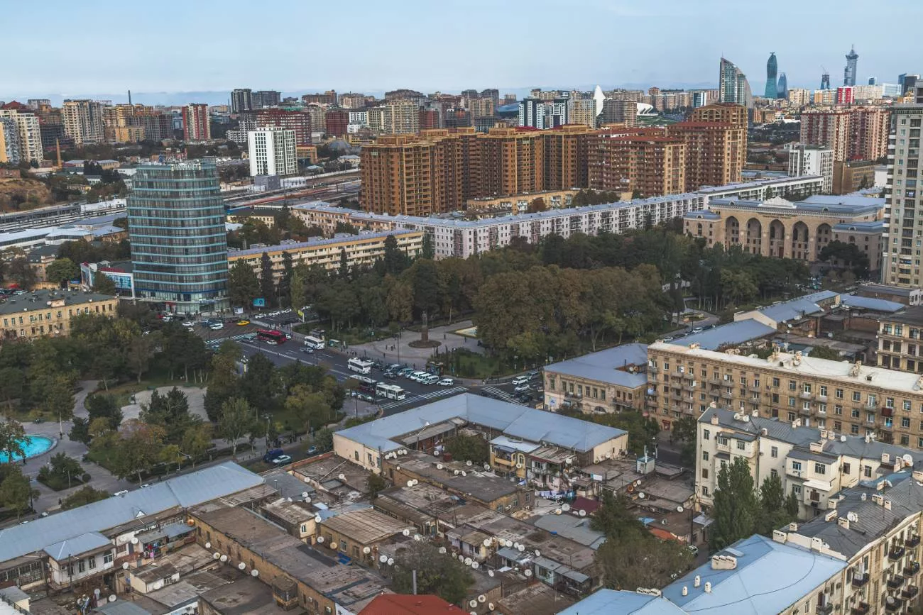 Blick auf das Stadtzentrum von Baku
