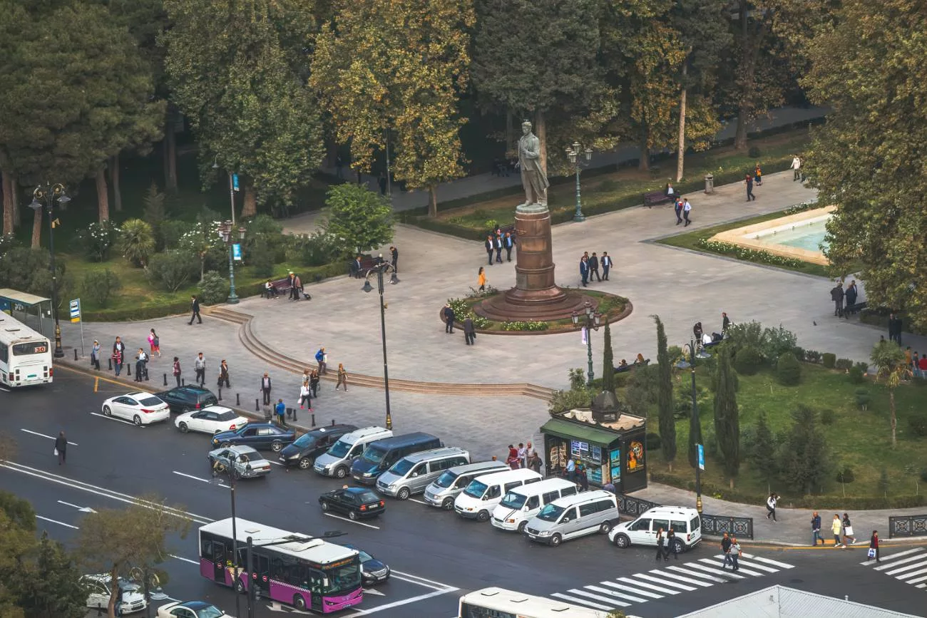 Blick auf eine markante Statue in Baku