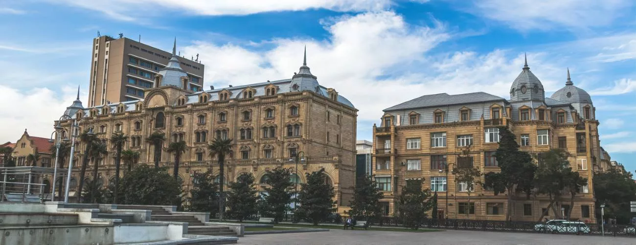 Das Regierungshaus in Baku, neben dem Hilton Hotel