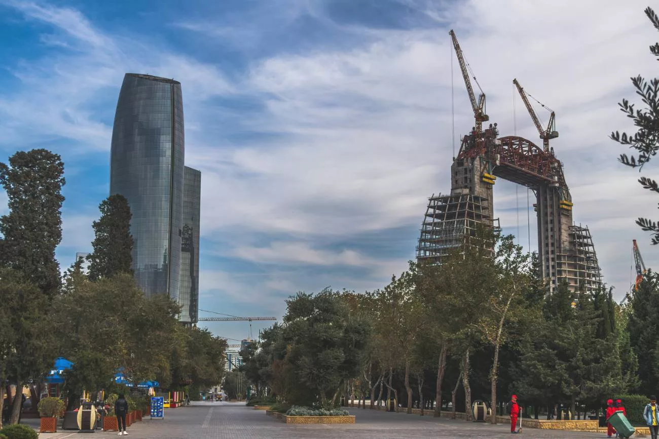 Spaziergang entlang der Strandpromenade in Baku