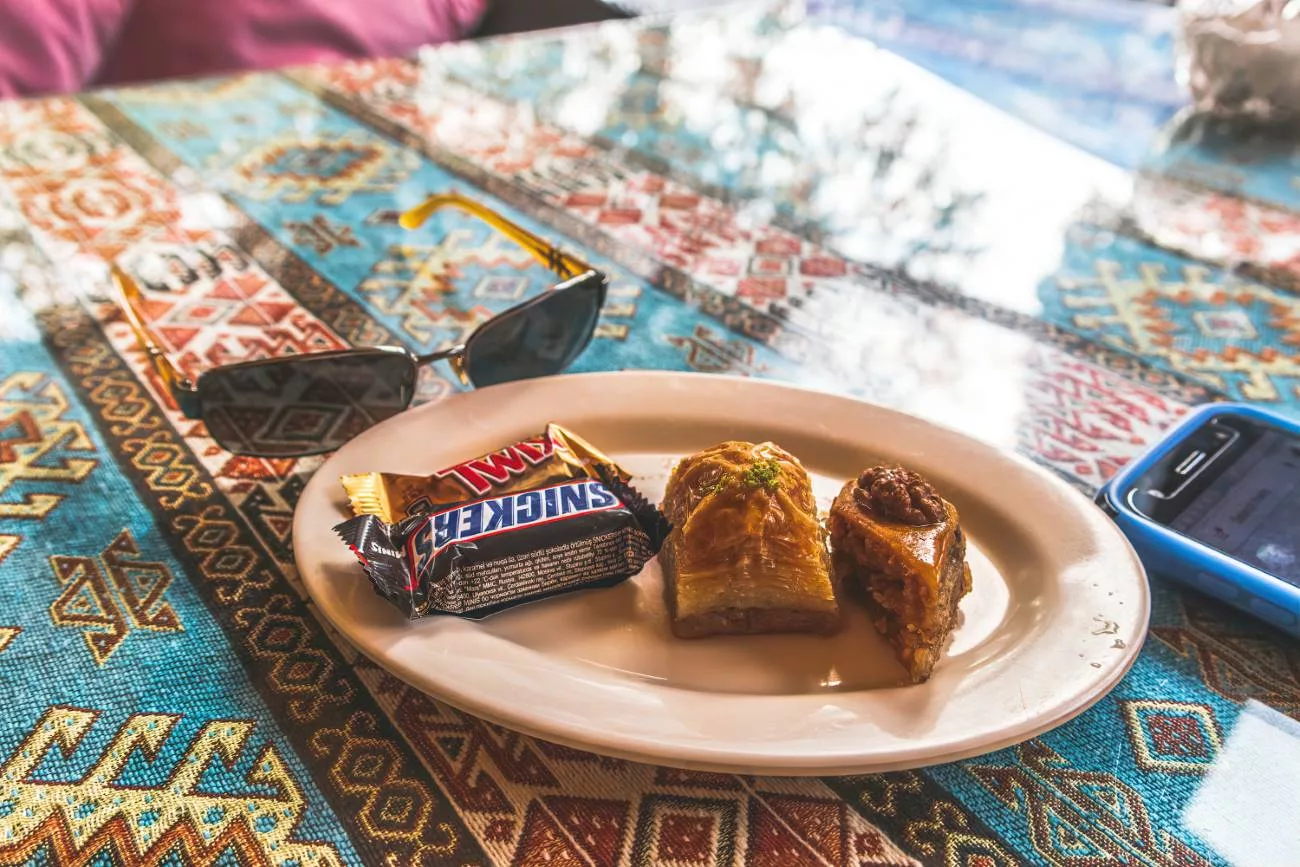 Traditionelle amerikanische Süßigkeiten neben traditionellem Turkish Delight