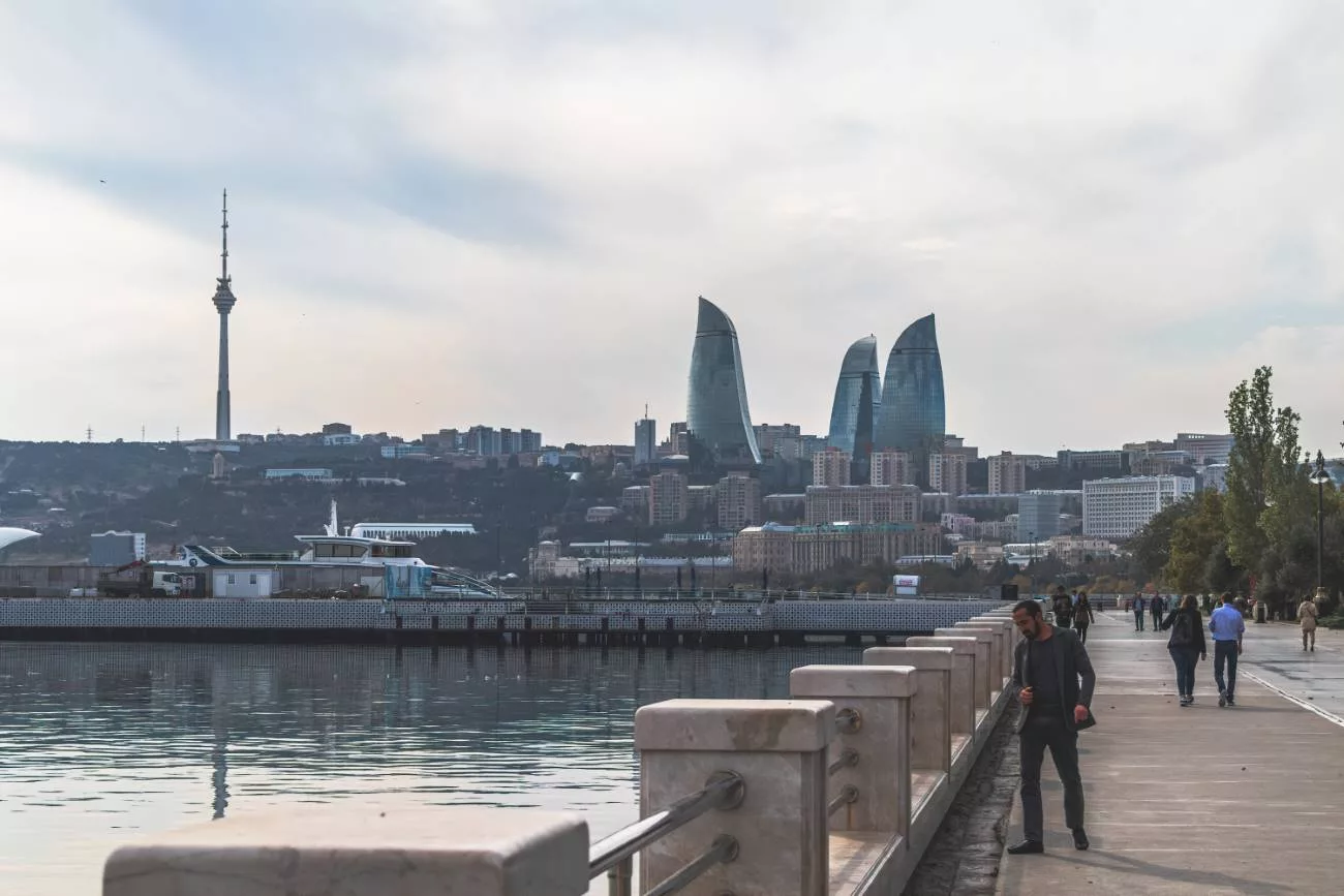 Spaziergang entlang der Strandpromenade in Baku