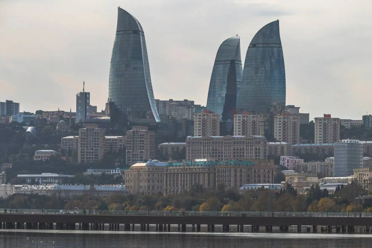 Die ikonischen Baku Flame Towers in der Ferne