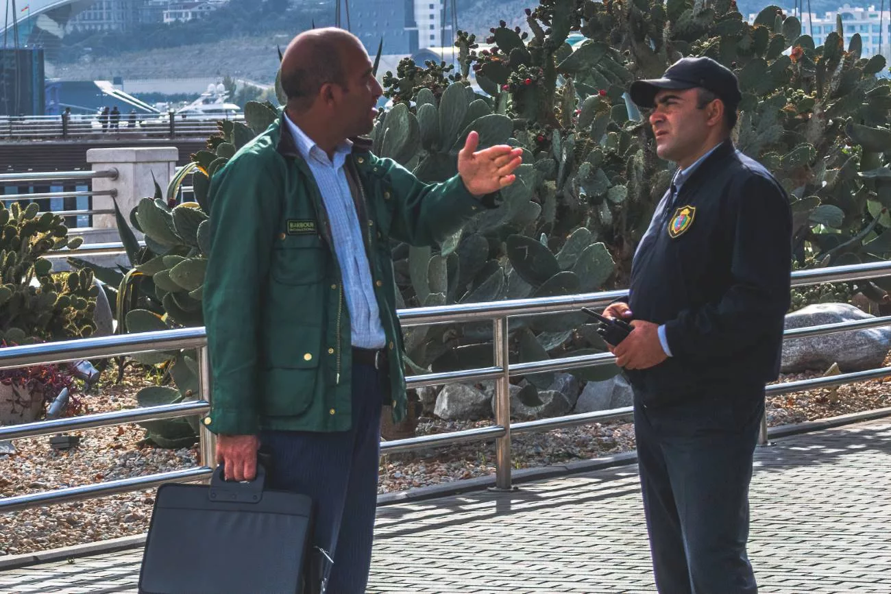 Zwei Männer in Baku besprechen etwas